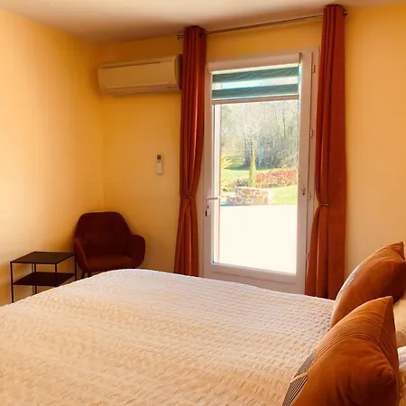 3-star Tourism Rated 1 Bedroom With Aircon And Private Pool - 40 Mins From Bergerac *