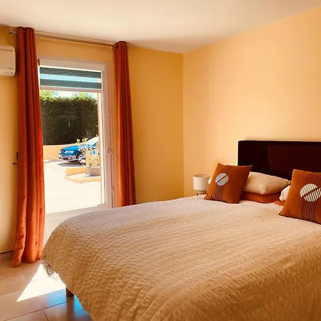 Prázdninový dům 3-star Tourism Rated 1 Bedroom With Aircon And Private Pool - 40 Mins From Bergerac Capdrot