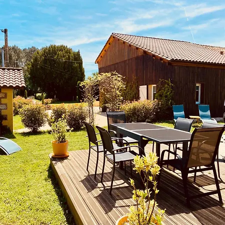 Prázdninový dům 3-star Tourism Rated 1 Bedroom With Aircon And Private Pool - 40 Mins From Bergerac *